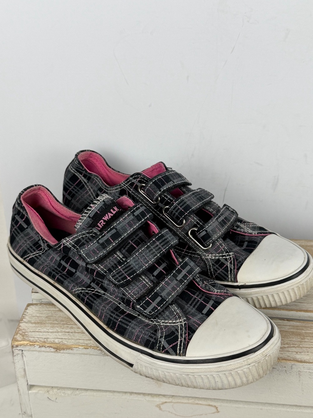 Airwalk low-top sneakers black and gray plaid hook & loop size 8